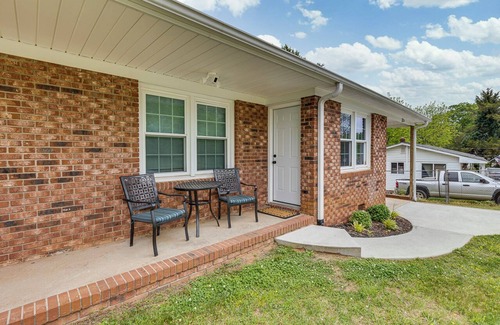Easley House | Charming 2-Bd 1-Ba home in Easley near GVL & Clemson w/WiFi, self check-in & AC