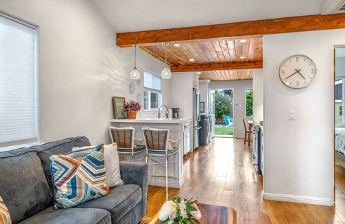 Seaside Cottage | Charming 2 BDR Seaside Cottage 5 Min to Beach!