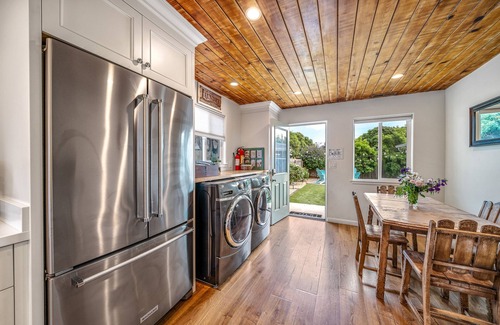 Seaside Cottage | Charming 2 BDR Seaside Cottage 5 Min to Beach!