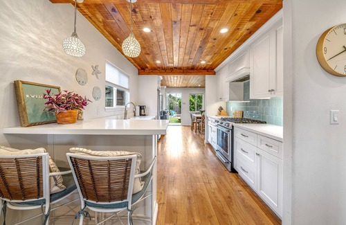 Seaside Cottage | Charming 2 BDR Seaside Cottage 5 Min to Beach!