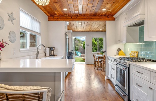 Seaside Cottage | Charming 2 BDR Seaside Cottage 5 Min to Beach!