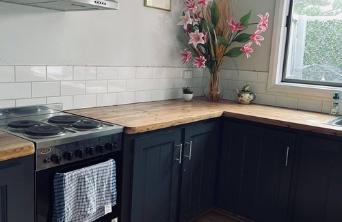 Seven Mile Beach House | Charming 2-bedroom house in beautiful Seven Mile Beach with WiFi, AC