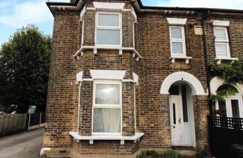Brentwood House | Charming 2 Bed Brentwood Victorian Conversion Flat with a garden & Free Parking