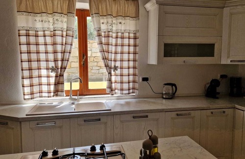 La Maddalena Cottage | Charming 2-bedroom cottage in welcoming La Maddalena with AC, WiFi