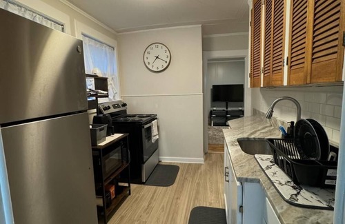 Manchester Apartment | Charming 2-bedroom 2nd Fl apt in Manchester. Walking distance to restaurants