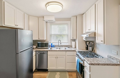 Highwood Apartment | Charming 2-bedroom apartment in delightful Highwood 2 minutes to Train station!
