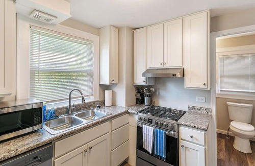 Highwood Apartment | Charming 2-bedroom apartment in delightful Highwood 2 minutes to Train station!