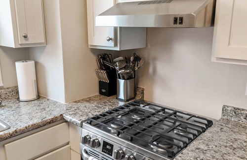 Highwood Apartment | Charming 2-bedroom apartment in delightful Highwood 2 minutes to Train station!