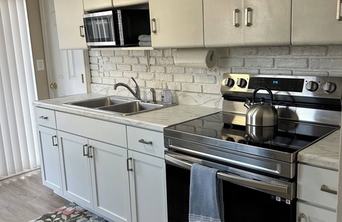 Melrose Cottage | Charming 2-bedroom cottage in fantastic Longmeadow with AC, WiFi & fenced yard