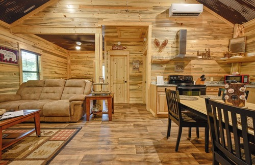 Board Camp Cabin | Charming 2-bedroom cabin with WiFi, AC, Cell Service, 3 miles to Wolf Pen Gap