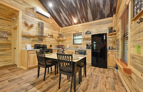 Board Camp Cabin | Charming 2-bedroom cabin with WiFi, AC, Cell Service, 3 miles to Wolf Pen Gap