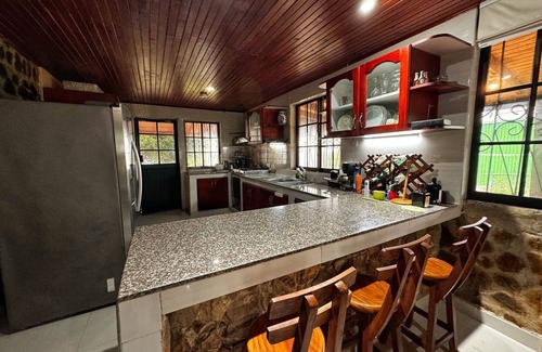 Aguamansa Cabin | Charming 2-bedroom cabin in lovely Providencia with AC, WiFi