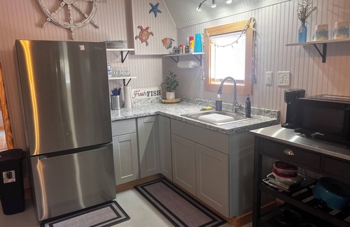 Ocracoke Cottage | Charming 2/Bedroom Cottage Centrally Located in The Middle of The Island!