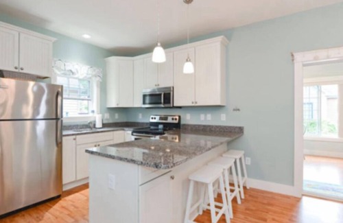 Wells Cottage | Charming 2-bedroom cottage with WiFi, fitness room+ pool, 5 mins to Wells Beach