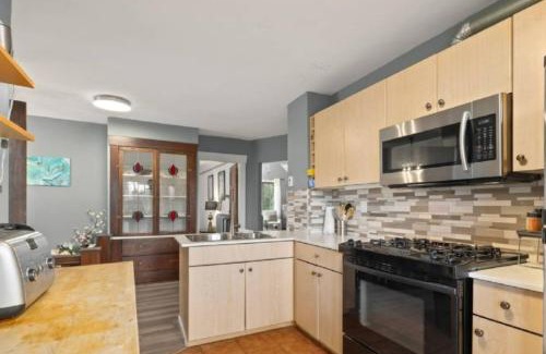 Kitsilano House | Charming 2 bedroom Duplex steps from Jericho Beach