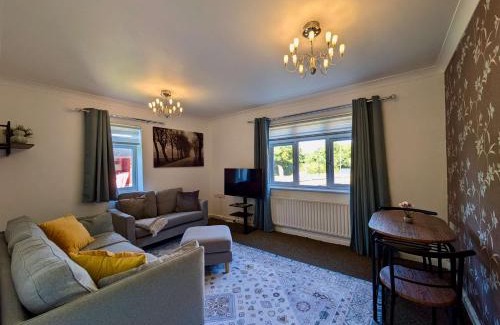 Bromley Common and Keston Apartment | Charming 2-Bedroom Flat With Parking