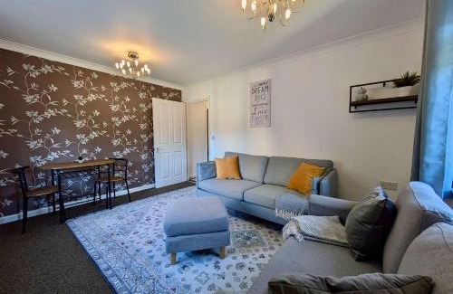 Bromley Common and Keston Apartment | Charming 2-Bedroom Flat With Parking