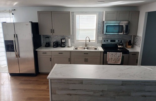 Grove City House | Charming 2-bedroom house in Englewood with inground pool. 5-Min drive to beach.