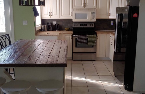 Ashfield-Colborne-Wawanosh House | Charming 2-bedroom house with AC, WiFi in welcoming Goderich