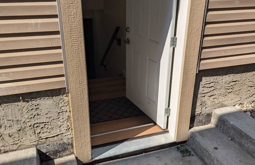 Evanston House | Charming 2-bedroom house in lovely Calgary with WiFi