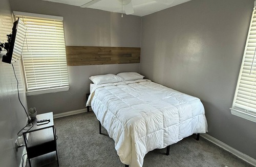 Detroit House | Charming 2-bedroom house in marvelous Detroit with WiFi, AC