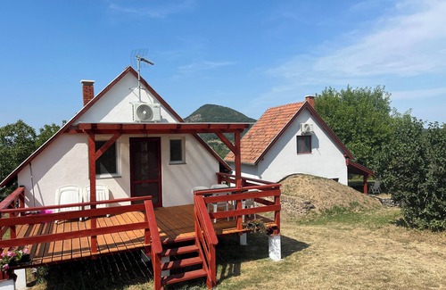 Nemesgulacs Cottage | Charming 2-bedroom cottage with WiFi, AC in beautiful Nemesgulács