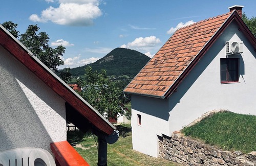 Nemesgulacs Cottage | Charming 2-bedroom cottage with WiFi, AC in beautiful Nemesgulács