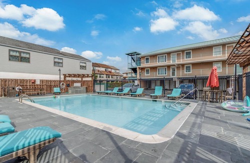 Rehoboth by the Sea Condo | Charming 2-Bedroom Condo in Dewey Beach, Pool, 1 Block to Ocean & Walk to Town!