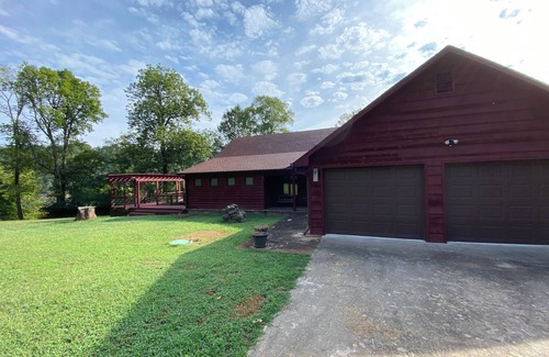 Fayetteville House | Charming 2-bedroom Lakehouse. Large deck and great views.
