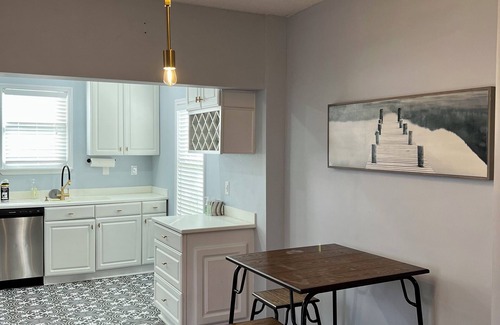 Fairfax House | Charming 2-bedroom house 2 Porches, WiFi, AC & Firepit in Historic Neighborhood