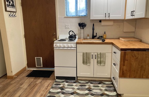 Weaverville Cottage | Charming 2-bedroom cottage in lovely downtown Weaverville with WiFi, AC