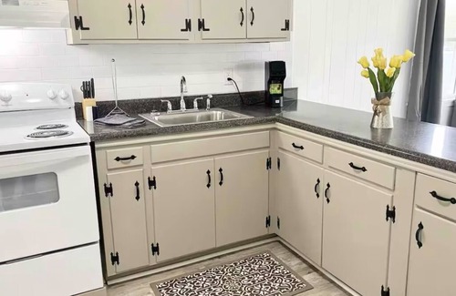 White Stone House | Charming 2-bedroom house with WiFi, AC in welcoming White Stone