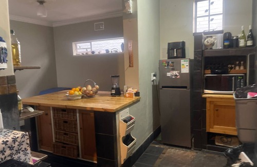 Greater Johannesburg Metropolitan Area House | Charming 2-bedroom house with fitness room and AC in lovely Johannesburg