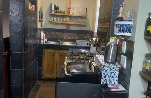 Greater Johannesburg Metropolitan Area House | Charming 2-bedroom house with fitness room and AC in lovely Johannesburg