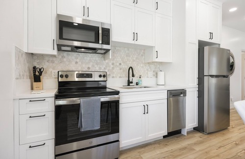 San Marcos House | Charming 2bd/2ba bungalow in brilliant San Marcos w/WiFi, AC, Private Driveway