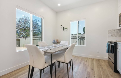 San Marcos House | Charming 2bd/2ba bungalow in brilliant San Marcos w/WiFi, AC, Private Driveway