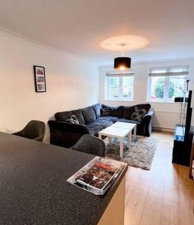 Twickenham Riverside Apartment | Charming 2BD in Twickenham Large Private Garden