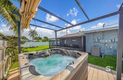 Lantana Apartment | Charming 2BD Retreat with Fully Equipped kitchen & Private Yard