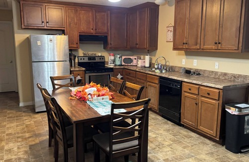 Stone County House | Charming 2bedroom, 2FULL bathroom house with AC and WiFi 10 minutes from Walmart