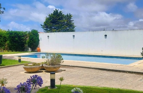Gulpilhares Apartment | Charming 3-bedroom apartment in delightful Miramar, with shared pool