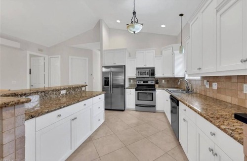 Naples Park House | Charming 3-bedroom Beach House with WiFi and AC in beautiful Naples
