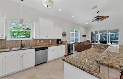 Naples Park House | Charming 3-bedroom Beach House with WiFi and AC in beautiful Naples