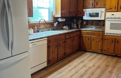 Cottontown House | Charming 3-bedroom house located in Cottontown just 20 miles from Nashville