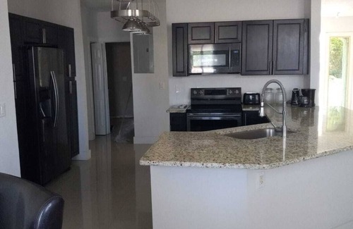 Williams Town House | Charming 3-bedroom house with AC, WiFi in lovely Freeport