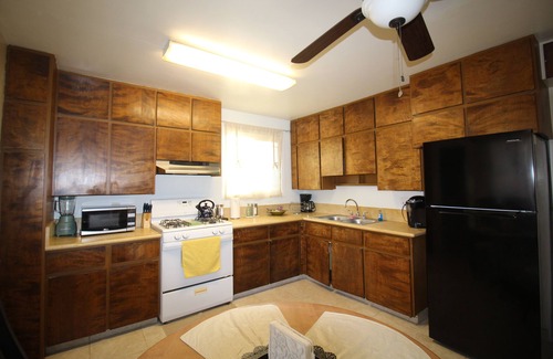 Lancaster House | Charming 3-bedroom house with WiFi, AC Near Downtown Lancaster