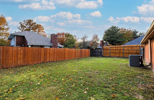 Rowlett House | Charming 3-bedroom house in Safe & Quiet Cul-de-sac with WiFi and AC