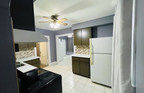 Walkerville House | Charming 3-bedroom house with WiFi and AC in delightful Windsor