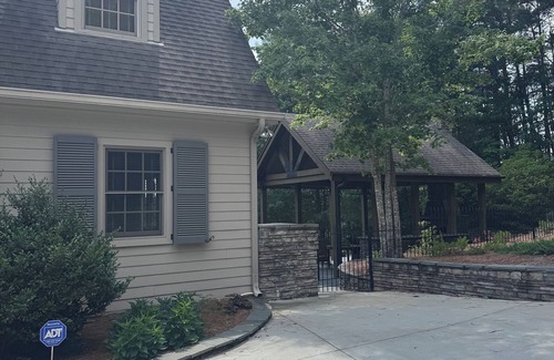 Arley House | Charming 3-bedroom lake house with outdoor recreation space and a large dock.