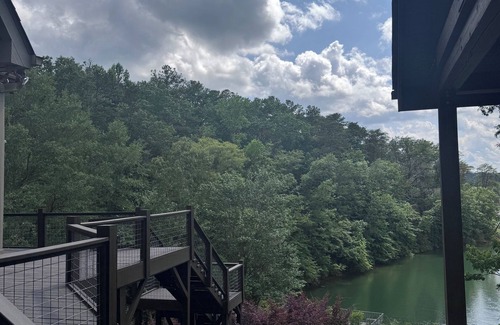 Arley House | Charming 3-bedroom lake house with outdoor recreation space and a large dock.