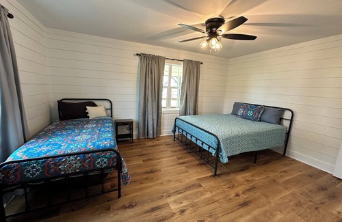 Yantis House | Charming 3-bedroom Lake House in Yantis with WiFi